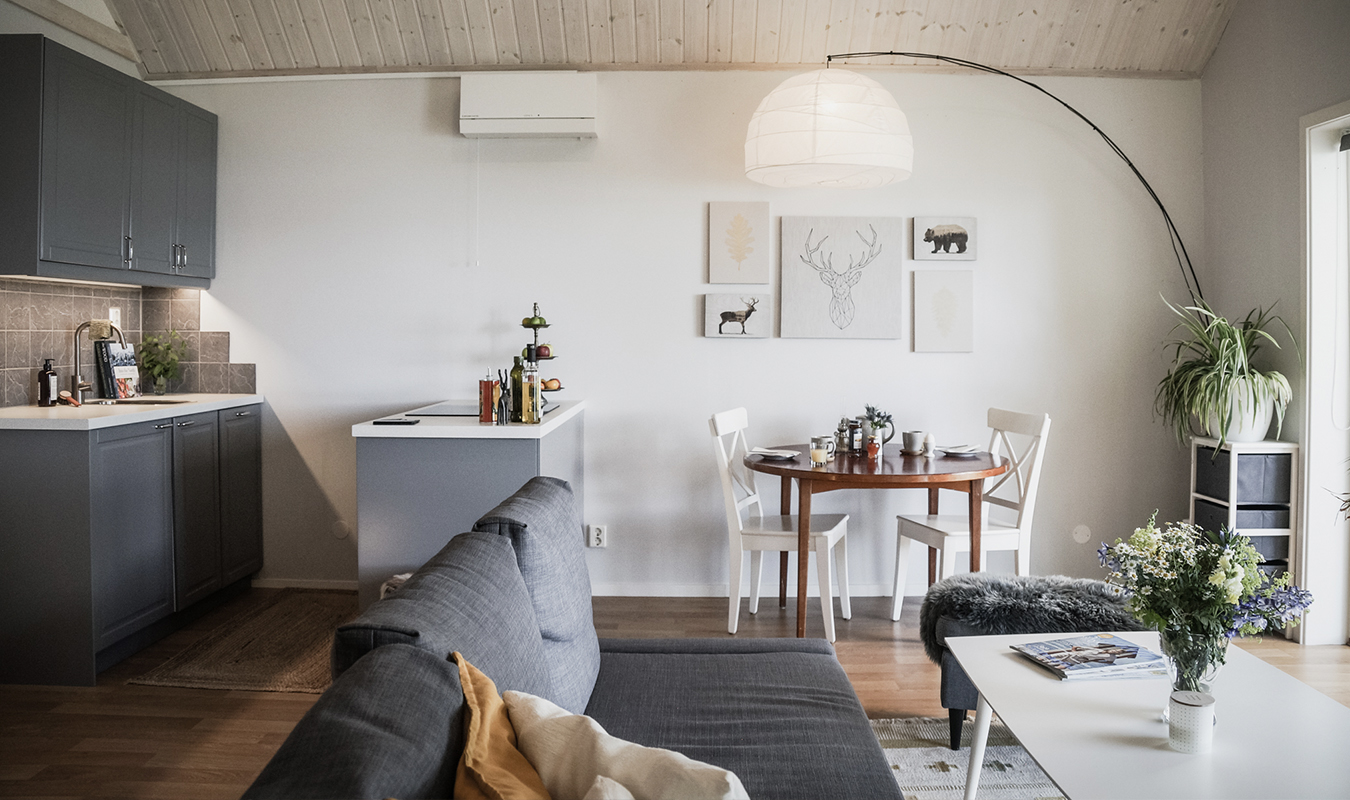 lilla-hotellet-ekolsund-hotel-living-area-dining-table